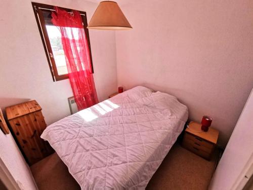 une petite chambre avec un lit et une fenêtre dans l'établissement Résidence Le Lamparo - Appartement T2 4 couchages à Port Leucate. Réf: 4LAM_49B MAE-8503, à Leucate