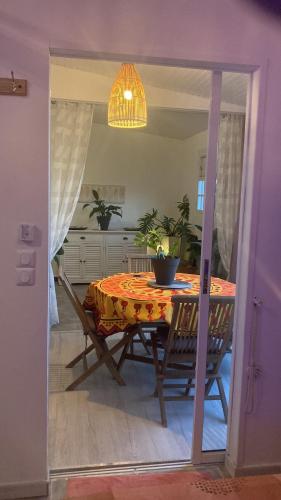 a dining room with a table and chairs in a kitchen at La Casa Luna in Le Vauclin