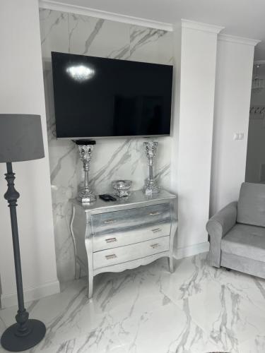 Μια τηλεόραση ή/και κέντρο ψυχαγωγίας στο Apartament Cyprian De LUX z ogrodem