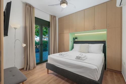 Кровать или кровати в номере Gaia Flat - Agkali - Ayia Anna Beach