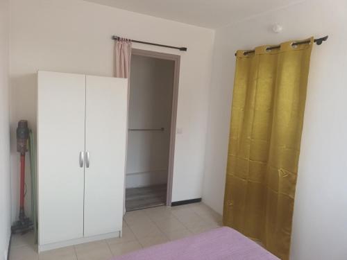 Cette chambre dispose d'un placard et d'une porte avec un rideau. dans l'établissement T1 Plage à proximité, à La Ciotat