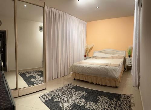 a bedroom with a bed and a sliding glass door at מיני סוויטה לה פלמורה in Eilat