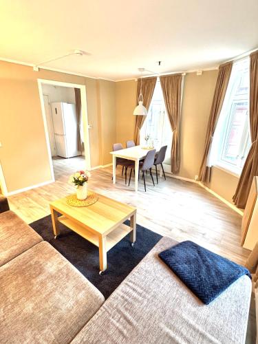 a living room with a couch and a table at Stor attraktiv studioleilighet i sentrum in Trondheim
