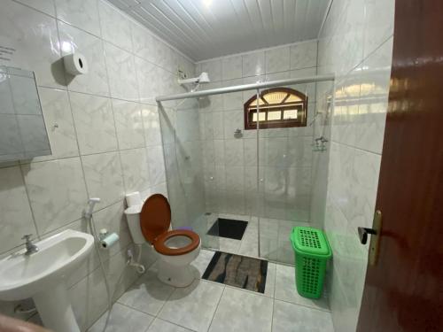 a bathroom with a shower and a toilet and a sink at LUMIAR TEMPORADA CASA VILAREJO COM WI-fi TV A CABO PERTINHO DO POÇO FEIO E DA PRAÇA CENTRAL in Lumiar