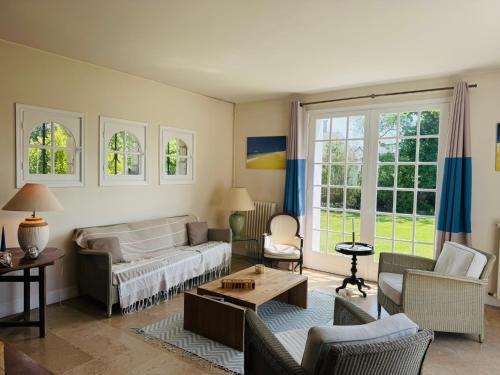 un salon avec un canapé et une table dans l'établissement Maison familiale, 8 chambres, jardin clos 3000m, wifi, parking, à La Trinité-sur-Mer
