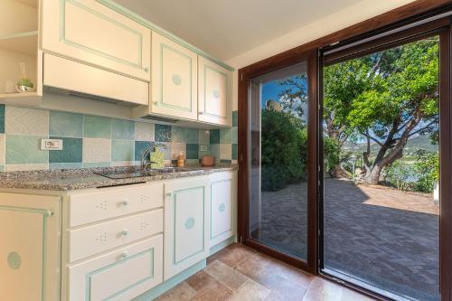 Kuchyň nebo kuchyňský kout v ubytování SandyMar House, Vista Mare Sea View Chia