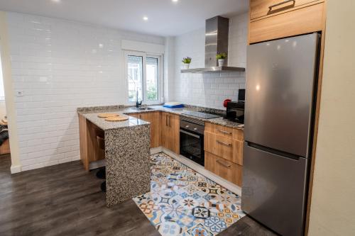 een keuken met een roestvrijstalen koelkast en een aanrecht bij Casa nueva en el Centro in Santander