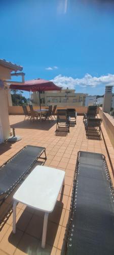 a group of benches sitting on top of a roof at Jordi's Flat close to the Beach in L'Estartit