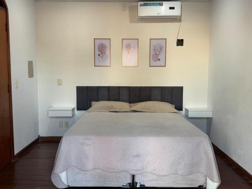 Ένα ή περισσότερα κρεβάτια σε δωμάτιο στο Sobrado aconchegante