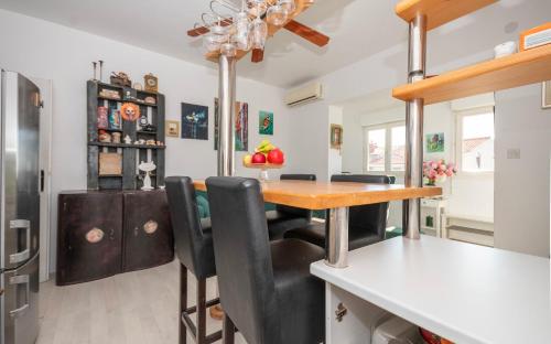 een keuken met een tafel en stoelen in een kamer bij Apartment Renko in Omiš