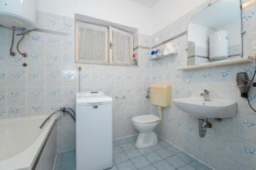un bagno con un water, un lavandino e una vasca da bagno di Apartment Renko a Omiš (Almissa)