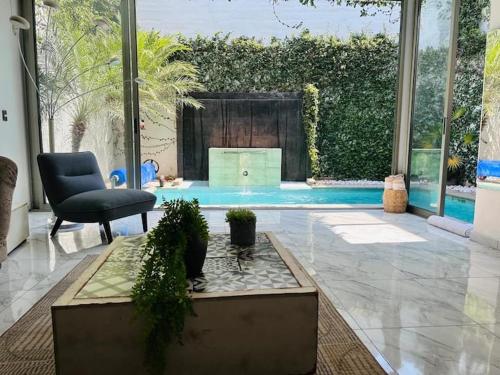 La alberca dentro o cerca de Beautiful House with Climate Pool and Jacuzzi