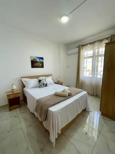 a bedroom with a large bed in a room at Kensington Seaviews in Flic-en-Flac