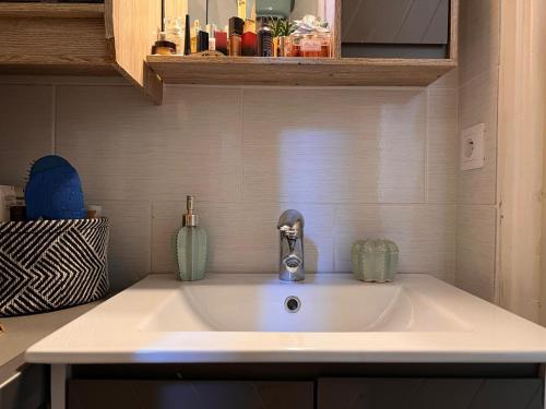 un évier de cuisine avec deux vases dessus dans l'établissement Lovely apartment nice, à Nice
