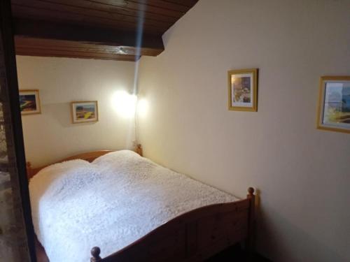 une chambre avec un lit blanc dans une pièce dans l'établissement Le refuge, à Arles