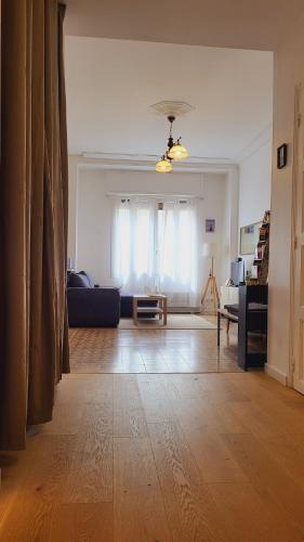 un salon avec un canapé et une table dans l'établissement Appartement au cœur de Marseille Centre, à Marseille