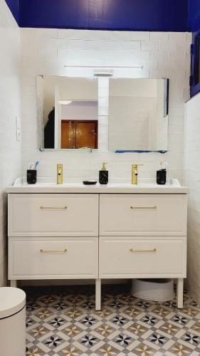une salle de bain avec un lavabo blanc et un miroir dans l'établissement Appartement au cœur de Marseille Centre, à Marseille