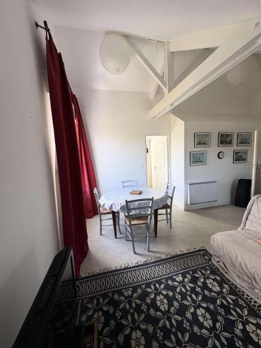 une salle à manger avec une table et des chaises dans une pièce dans l'établissement Résidence Gue-81-pornichet - PORNICHET - APPARTEMENT PROCHE COMMERCES, GARE ET MER MAE-6073, à Pornichet
