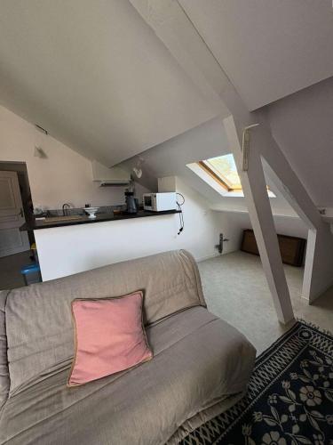 - un salon avec un canapé et un oreiller rose dans l'établissement Résidence Gue-81-pornichet - PORNICHET - APPARTEMENT PROCHE COMMERCES, GARE ET MER MAE-6073, à Pornichet