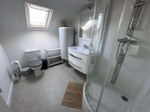 une salle de bain avec une douche, un lavabo et des toilettes dans l'établissement Résidence Gue-81-pornichet - PORNICHET - APPARTEMENT PROCHE COMMERCES, GARE ET MER MAE-6073, à Pornichet