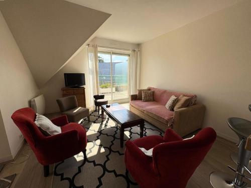 un salon avec un canapé, des chaises et une table dans l'établissement Résidence Euros - SAINT MARC SUR MER - PROCHE COMMERCES ET PLAGE MAE-6063, à Géraud