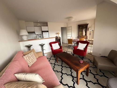 un salon avec un canapé, des chaises et une table dans l'établissement Résidence Euros - SAINT MARC SUR MER - PROCHE COMMERCES ET PLAGE MAE-6063, à Géraud