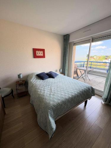 une chambre avec un lit avec vue sur l'océan dans l'établissement Résidence Euros - SAINT MARC SUR MER - PROCHE COMMERCES ET PLAGE MAE-6063, à Géraud