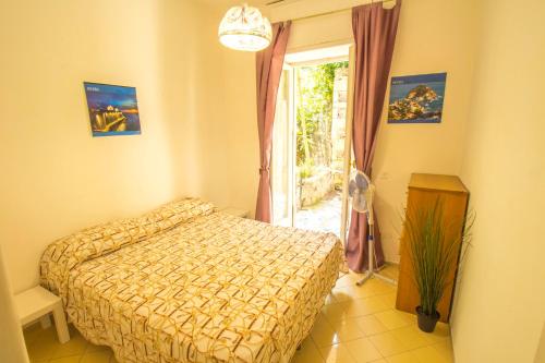 una camera da letto con un letto e una finestra di Villetta indipendente Ischia a Ischia