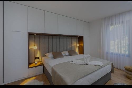 een slaapkamer met twee bedden en een spiegel bij Villa Gold in Obrovac Sinjski