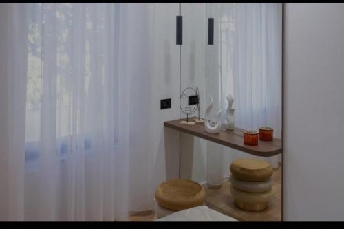 een kamer met een tafel met twee poefs en een tafel met twee bij Villa Gold in Obrovac Sinjski