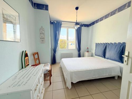 a bedroom with two beds and a window at Au bord de la piscine pres de la plage in La Brée-les-Bains