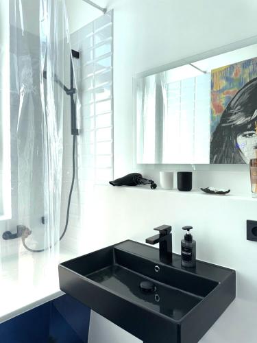 a bathroom with a black sink and a shower at Dein City Apartment - 2 Zi -Schick - Private Parking in Chemnitz