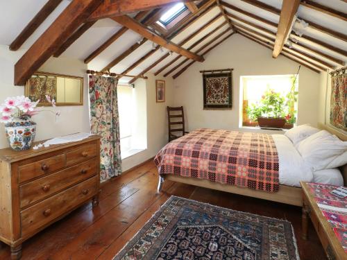 Ένα ή περισσότερα κρεβάτια σε δωμάτιο στο Bwthyn Heddwch