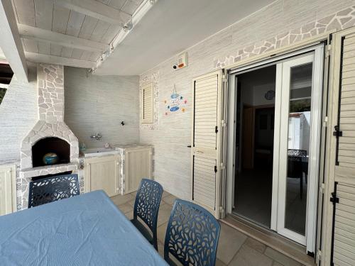 a dining room with a fireplace and a table and chairs at Casa Vacanza Blu in Campomarino