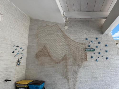 Un mural en una pared con estrellas azules. en Casa Vacanza Blu, en Campomarino