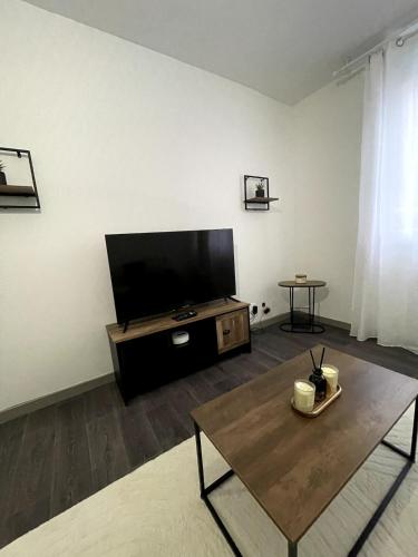Televisyen dan/atau pusat hiburan di Apartment 2