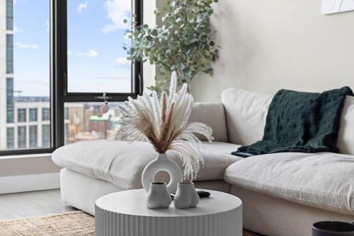 una sala de estar con un sofá y una mesa en South End Gem City Views Rooftop Pool, en Boston