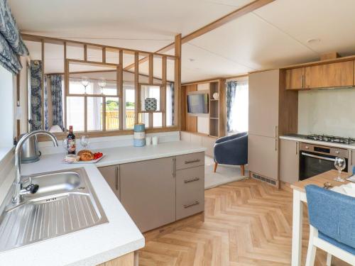 een keuken met een spoelbak en een aanrechtblad bij Maple Lodge in Whitby