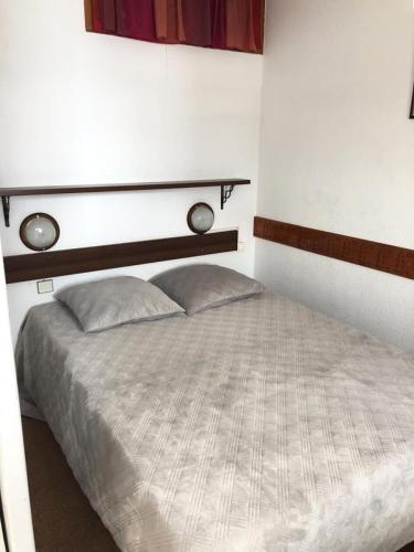 une chambre avec un grand lit avec une tête de lit dans l'établissement Résidence Christiania - APPARTEMENT ALPE D'HUEZ QUARTIER BERGERS MAE-2191, à Huez