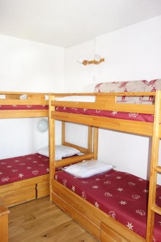 une chambre avec deux lits superposés dans une pièce dans l'établissement Résidence Christiania - APPARTEMENT ALPE D'HUEZ QUARTIER BERGERS MAE-2211, à Huez