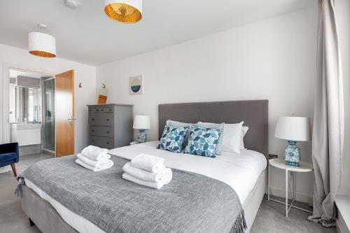 a bedroom with a large bed with towels on it at 2 bed 2 bath Penthouse,terrace,London Eye,sleeps 6 in London