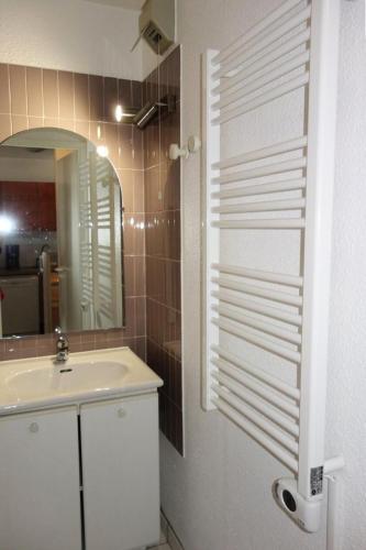 une salle de bain avec un lavabo et un miroir dans l'établissement Résidence Christiania - APPARTEMENT ALPE D'HUEZ QUARTIER BERGERS MAE-2571, à Huez