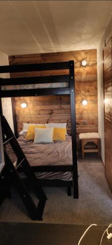 - une chambre avec des lits superposés dans une cabine dans l'établissement Résidence Christiania - APPARTEMENT ALPE D'HUEZ QUARTIER BERGERS MAE-2541, à Huez
