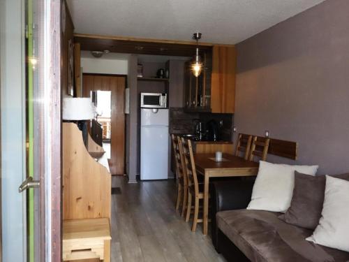 un salon et une cuisine avec un canapé et une table dans l'établissement Résidence Christiania - APPARTEMENT ALPE D'HUEZ QUARTIER BERGERS MAE-2541, à Huez