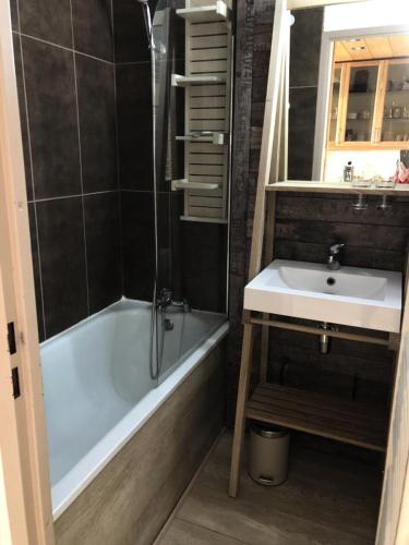 une salle de bain avec une baignoire et un lavabo dans l'établissement Résidence Christiania - APPARTEMENT ALPE D'HUEZ QUARTIER BERGERS MAE-2541, à Huez