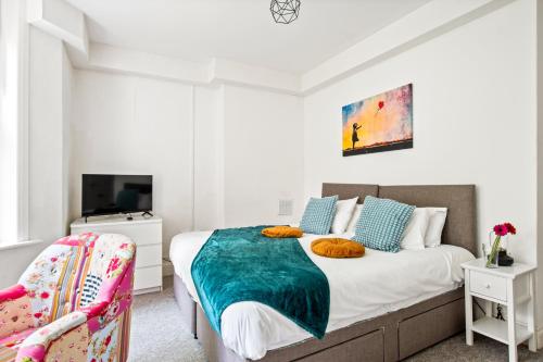 a bedroom with a bed and a tv at KGV Stays - Sant Bank City Apartment, 1 bed, modern, central, near beach in Bournemouth