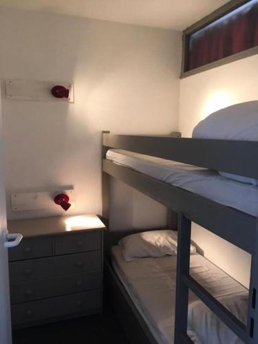 une chambre avec deux lits superposés et une fenêtre dans l'établissement Résidence Christiania - APPARTEMENT ALPE D'HUEZ QUARTIER BERGERS MAE-2871, à Huez