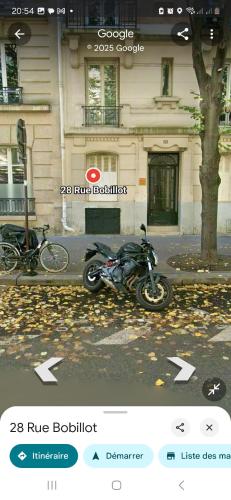 une moto garée dans une rue devant un bâtiment dans l'établissement Bobillot, à Paris