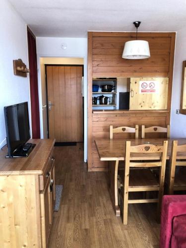 un salon avec une table à manger et une télévision dans l'établissement Résidence Christiania - APPARTEMENT ALPE D'HUEZ QUARTIER BERGERS MAE-2941, à Huez
