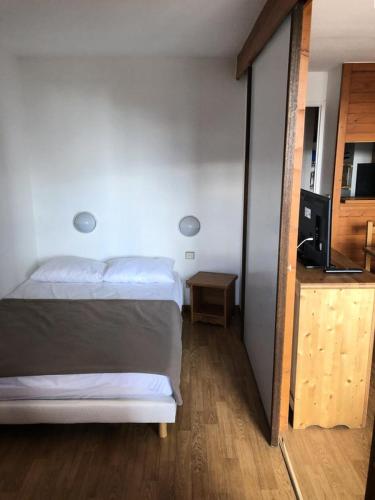 une chambre avec un lit et une télévision dans l'établissement Résidence Christiania - APPARTEMENT ALPE D'HUEZ QUARTIER BERGERS MAE-2941, à Huez